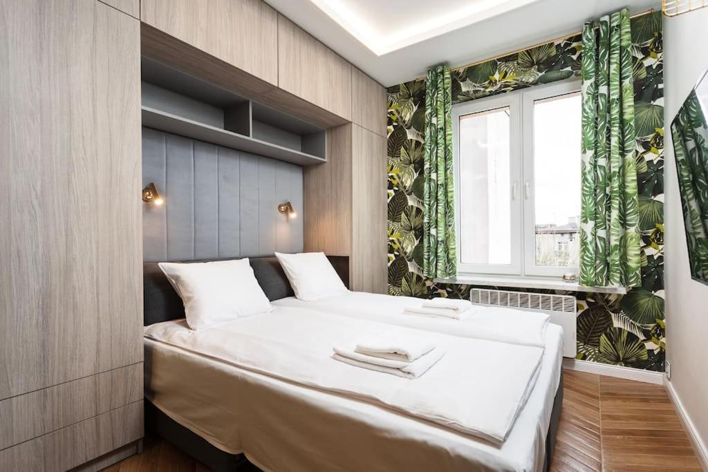 Verdant Oasis - Old Town Studio - By Upstairs Cracovia Exterior foto