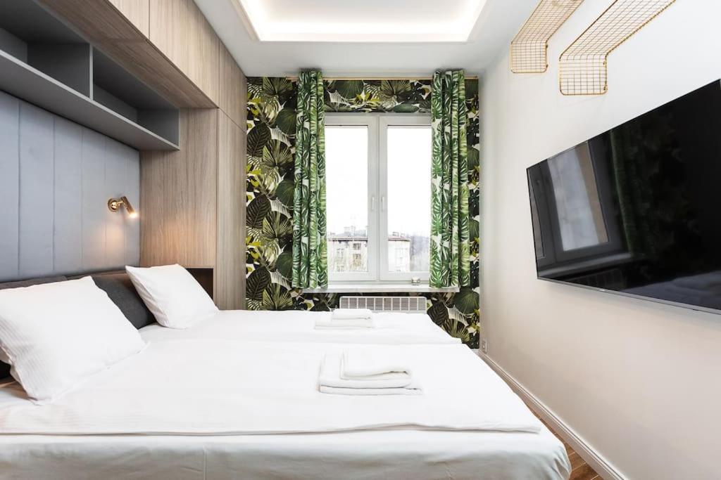 Verdant Oasis - Old Town Studio - By Upstairs Cracovia Exterior foto